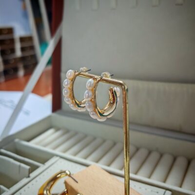 Boucles d'oreilles à clous en perles d'eau douce naturelles en forme de C