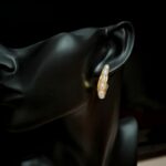 Detalles de los pendientes de perlas naturales de agua dulce en forma de C