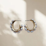 Detalles de los pendientes de botón con perlas naturales de agua dulce en forma de C