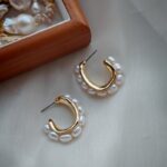 Detalles de los pendientes de perlas naturales de agua dulce con forma de C.