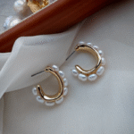 Pendientes de botón con perlas naturales de agua dulce en forma de C - Detalles