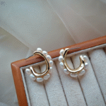 Pendientes de botón con perlas naturales de agua dulce en forma de C.