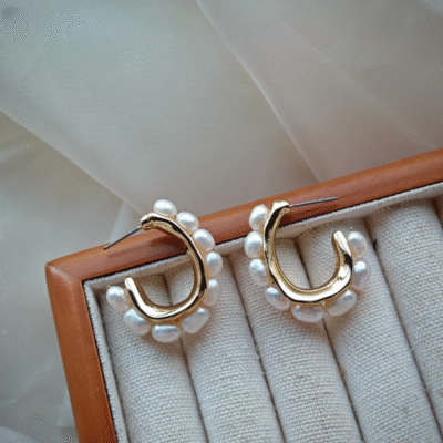 Boucles d'oreilles à clous en forme de C en perles d'eau douce naturelles