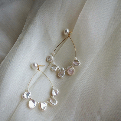 Boucles d'oreilles créoles en pétales de perles d'eau douce naturelles