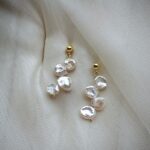 Boucles d'oreilles originales en perles d'eau douce de style baroque, avec détails apparents