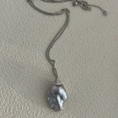 Collier en argent sterling plaqué platine avec perle baroque grise