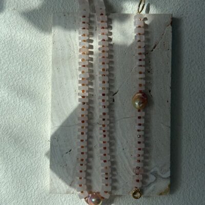 Halskette mit Anhänger aus Rosenquarz und Barockperlen