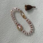 Collier pendentif en quartz rose et perle baroque - Vue arrière