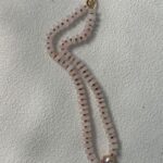 Collier pendentif en quartz rose et perles baroques - Détails - Présentation