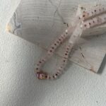 Détails du collier pendentif en quartz rose et perles baroques