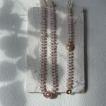 Collier pendentif en quartz rose et perles baroques - Détails