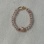 Présentoir pour pendentif en quartz rose et perles baroques