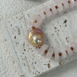 Pendentif en quartz rose et perles baroques - Présentoir frontal