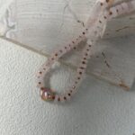 Collier pendentif en quartz rose et perles baroques avec détails