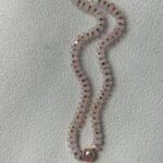 Collier pendentif en quartz rose et perles baroques