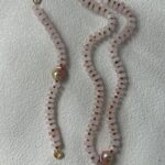 Présentation de collier pendentif en quartz rose et perles baroques