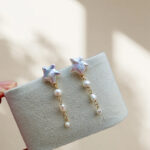 Pendientes de perlas de agua dulce con diseño de estrella y luna, hechos a mano en plata de ley 925. Detalles.