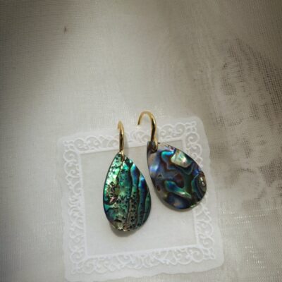 Boucles d'oreilles pendantes en argent 925, nacre d'ormeau et perle, avec détails apparents