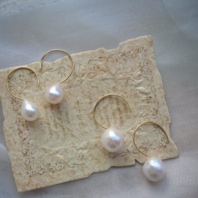 Pendientes colgantes de perla de agua dulce barroca de plata S925 con detalles