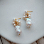 Pendientes de botón hechos a mano con perla barroca de plata S925. Detalles.