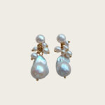 Detalles de los pendientes de botón hechos a mano con perlas barrocas de plata 925