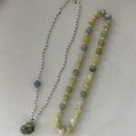 S925-Silber-Süßwasserperlen-Halskette mit Muschel- und Steinanhänger – Details-Display