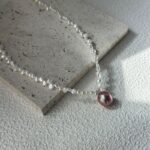 Collar de perlas de agua dulce con encaje de plata 925 y colgante barroco.