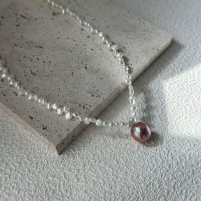 Collar de perlas de agua dulce con encaje de plata 925 y colgante barroco.