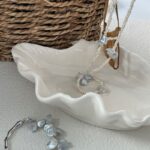 Collier en argent 925, pétales et perles d'eau douce (vue de face)