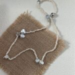 Collier en argent 925 avec pétales et perles d'eau douce. Détails inclus.
