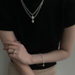 Collier en argent 925 avec petite pierre et perle d'eau douce (présentoir).