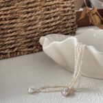 Collier en argent 925 avec petites pierres et perles d'eau douce. Détails inclus.