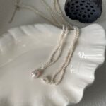 Collier en argent 925 avec petites pierres et perles d'eau douce.