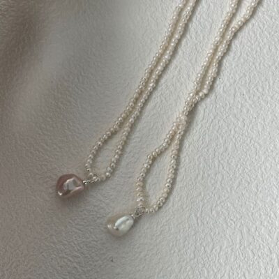 Collier en argent 925 avec petites pierres et perles d'eau douce.