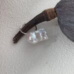 Bague en argent avec grande perle d'eau douce baroque