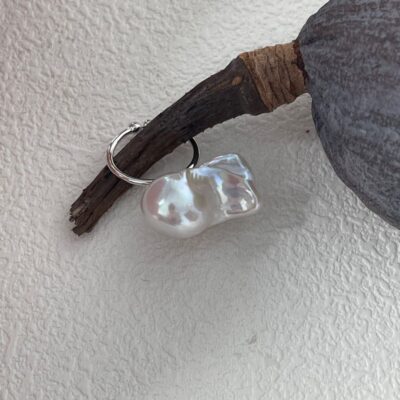 Anillo de plata con gran perla barroca de agua dulce