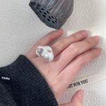 Bague en argent ornée de grandes perles d'eau douce baroques.
