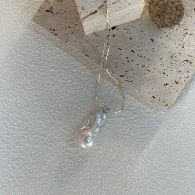 Petit collier pendentif en perles baroques