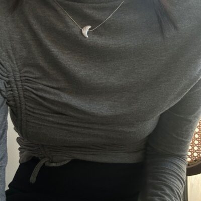 Collier en argent massif avec pendentif en perle baroque en forme de croissant