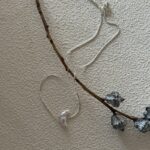 Collier en argent massif avec pendentif en forme de croissant de lune de style baroque et perles - Présentation détaillée