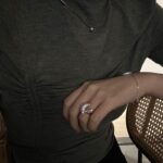 Collier en argent massif avec pendentif en forme de croissant de lune de style baroque et perle (présentoir)