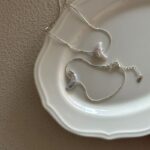 Collier en argent massif avec pendentif en perle baroque en forme de croissant (vue de face)