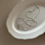 Collier en argent massif avec pendentif en perle baroque en forme de croissant.