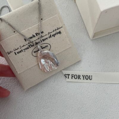 Halskette mit Anhänger aus Sterlingsilber, Blütenblatt und Perle