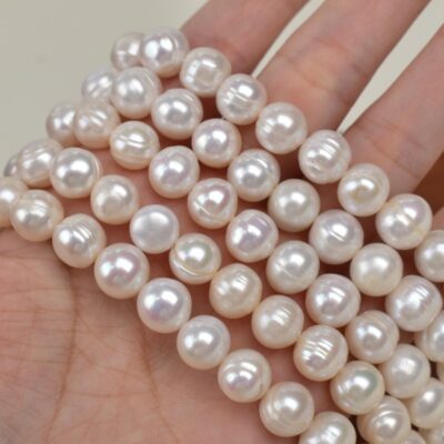 10 mm große, naturweiße, breit gebohrte Süßwasserperlen im Kartoffelstil