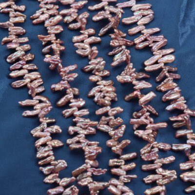 Natürliche, violett schimmernde, kernlose, pipe-förmige Süßwasserperlen