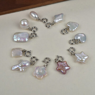 Colgante de perla barroca iridiscente de corazón de alto brillo