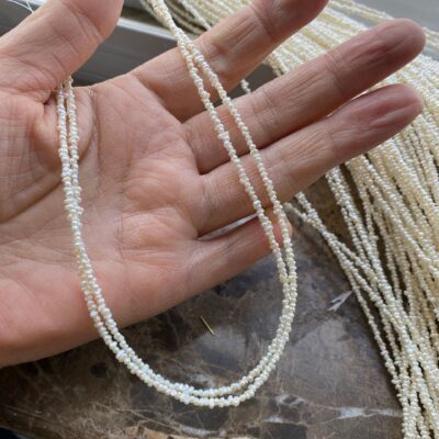 Perlas Keshi de agua dulce, blancas naturales, de 1-2 mm y buen brillo.