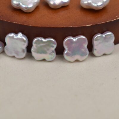 Perle baroque blanche en forme de trèfle de 12 mm à éclat intense