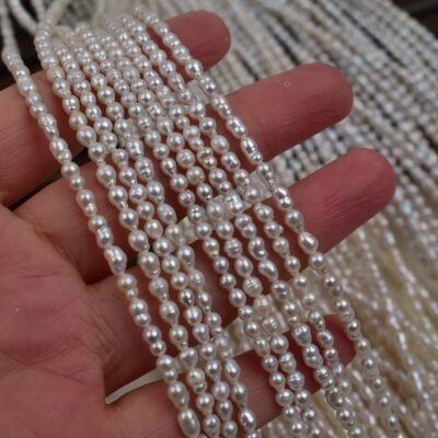 Perlas barrocas blancas de alto brillo en forma de ocho de 3-3,5 mm